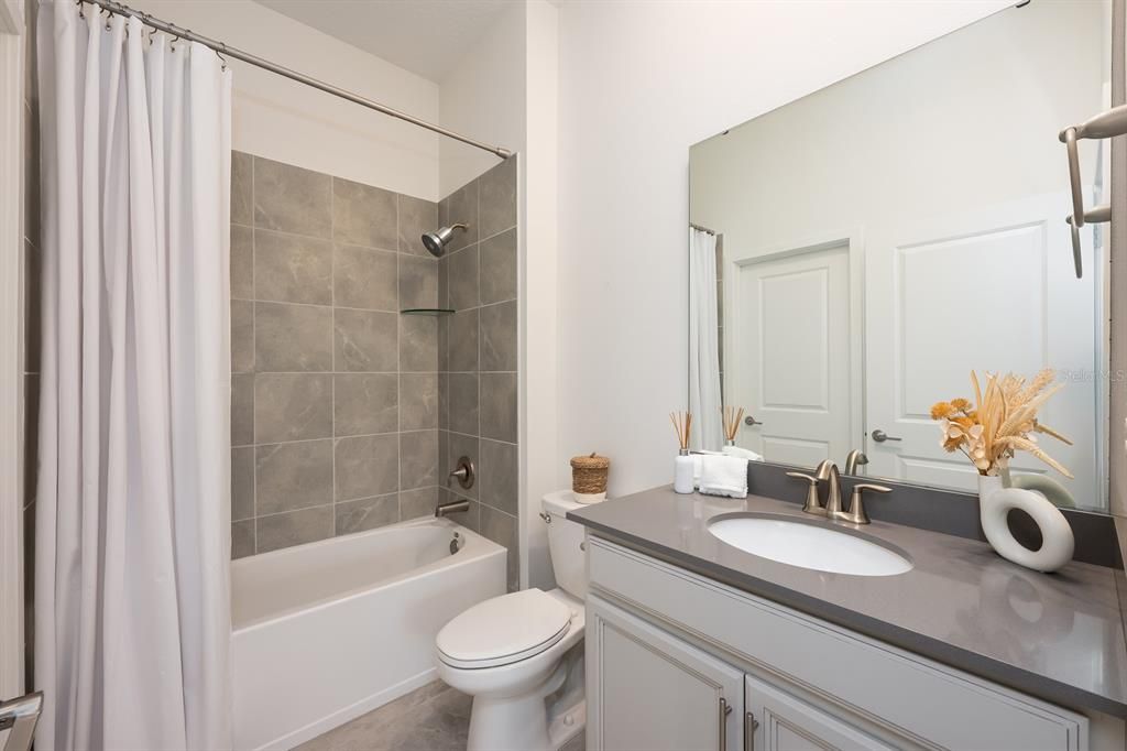 合同活跃: $740,000 (4 贝兹, 3 浴室, 2800 平方英尺)