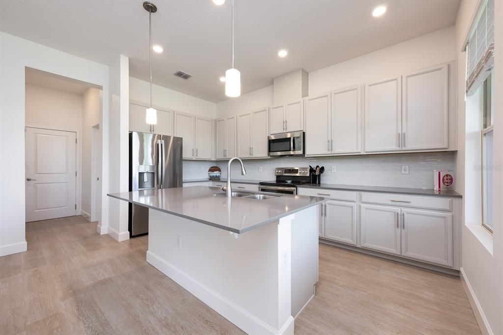 合同活跃: $740,000 (4 贝兹, 3 浴室, 2800 平方英尺)