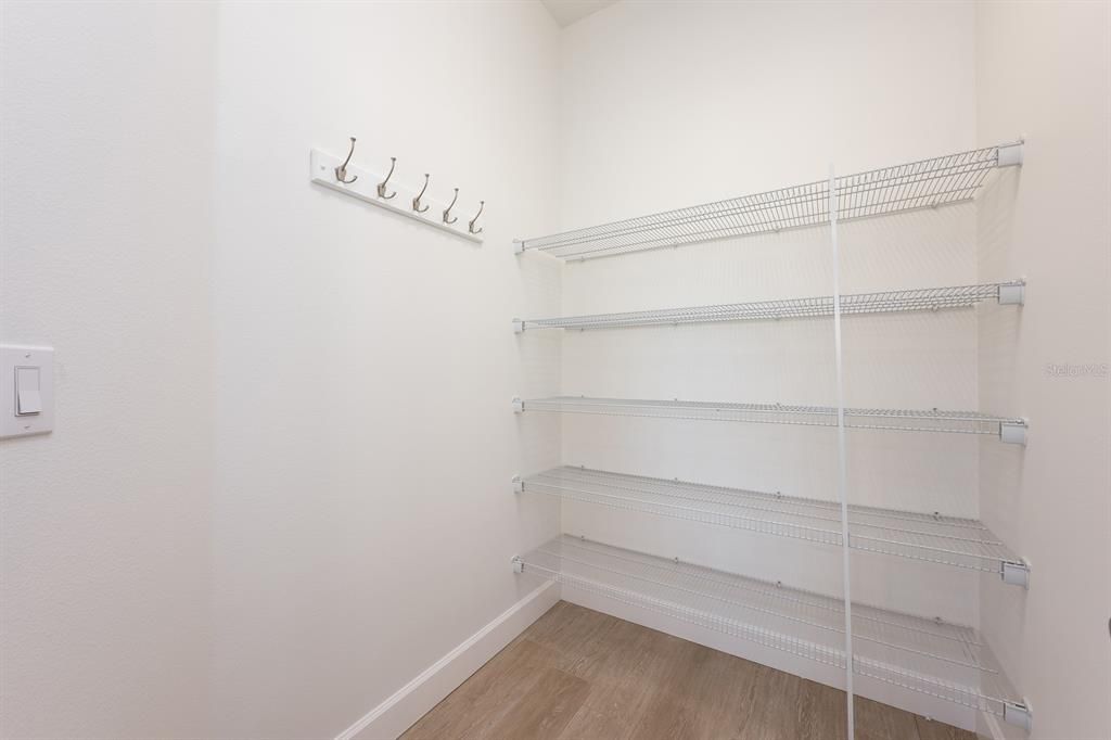 合同活跃: $740,000 (4 贝兹, 3 浴室, 2800 平方英尺)