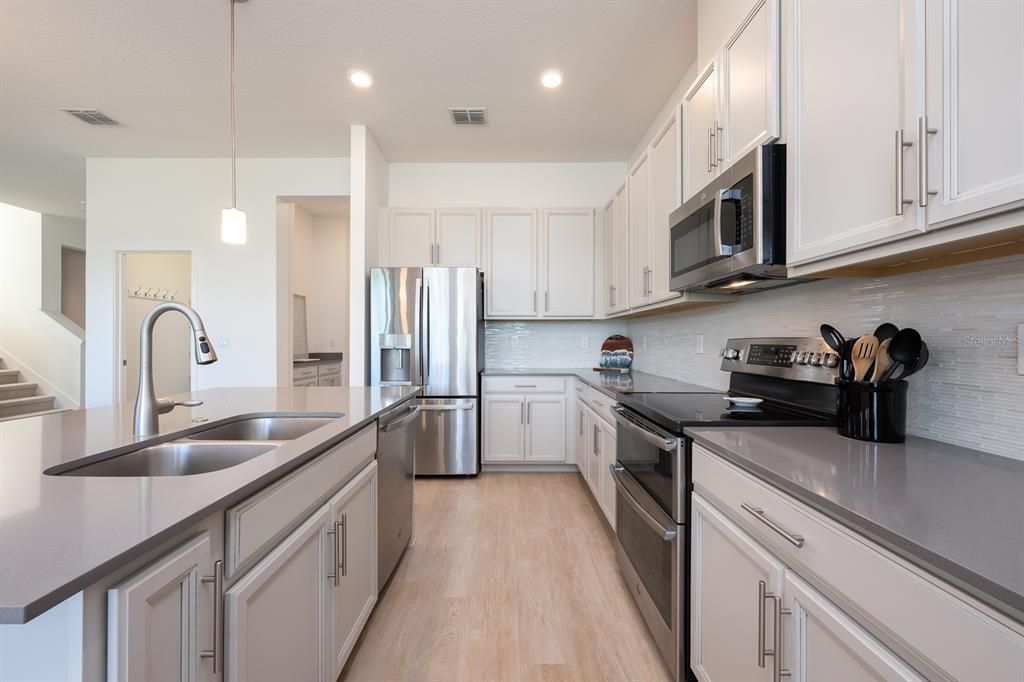 合同活跃: $740,000 (4 贝兹, 3 浴室, 2800 平方英尺)