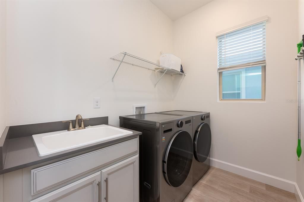 合同活跃: $740,000 (4 贝兹, 3 浴室, 2800 平方英尺)