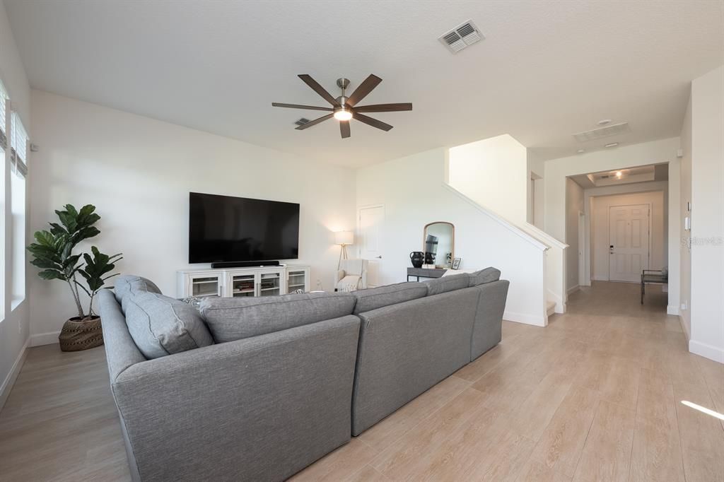 合同活跃: $740,000 (4 贝兹, 3 浴室, 2800 平方英尺)