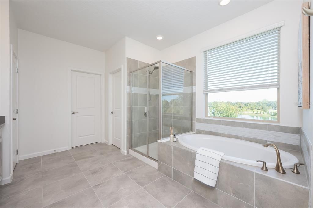 合同活跃: $740,000 (4 贝兹, 3 浴室, 2800 平方英尺)