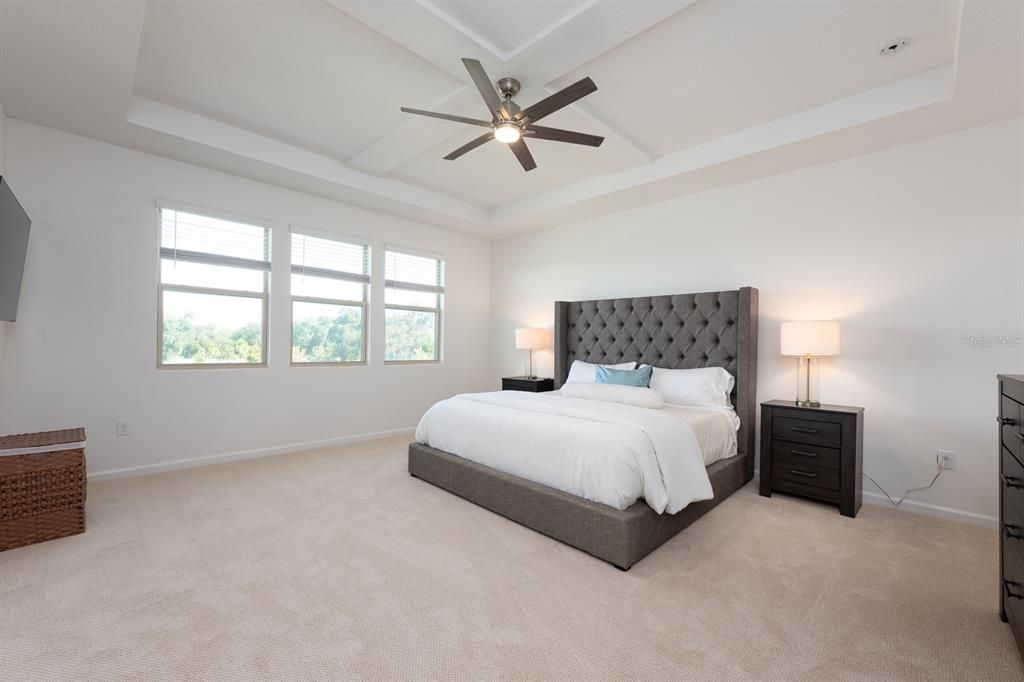 合同活跃: $740,000 (4 贝兹, 3 浴室, 2800 平方英尺)