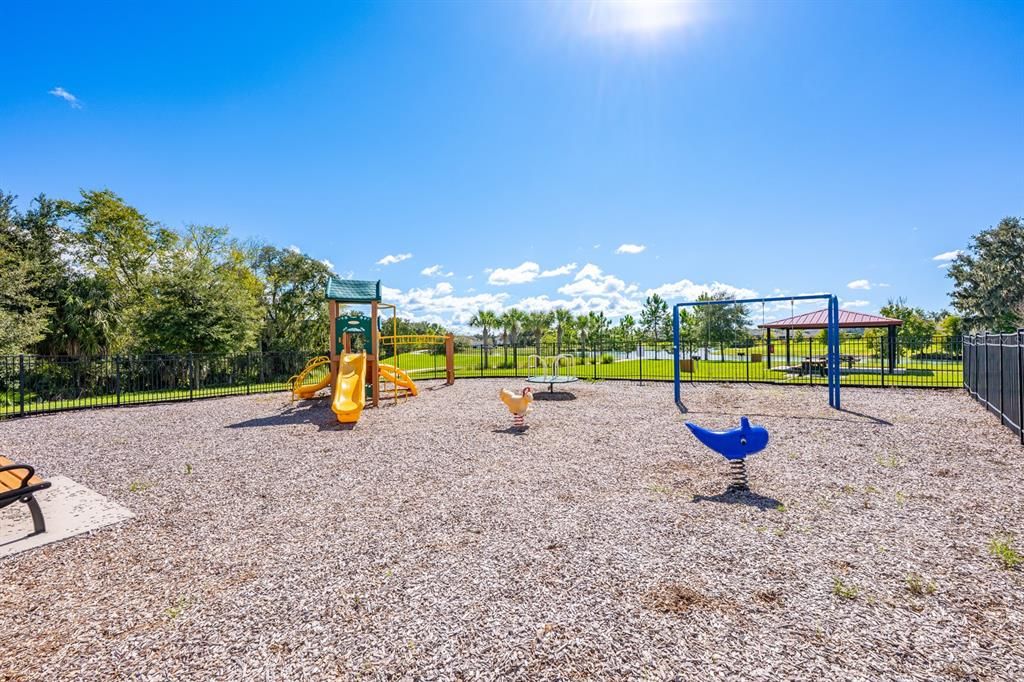 合同活跃: $740,000 (4 贝兹, 3 浴室, 2800 平方英尺)