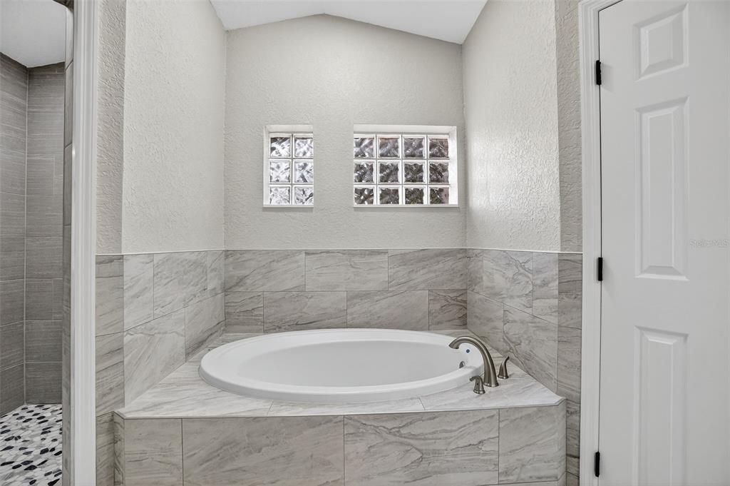 For Sale: $375,000 (3 beds, 2 baths, 2002 Square Feet)