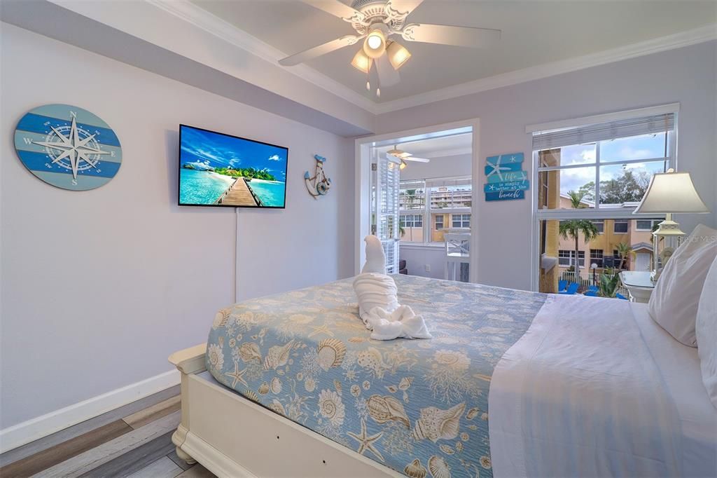 For Sale: $381,000 (1 beds, 1 baths, 735 Square Feet)