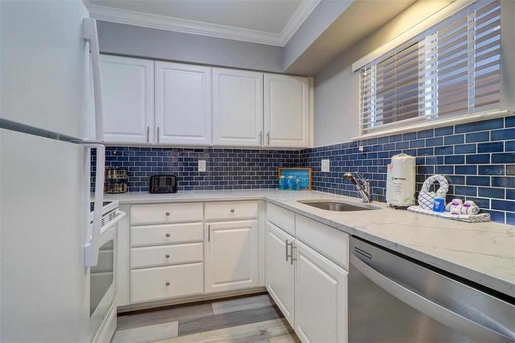 For Sale: $381,000 (1 beds, 1 baths, 735 Square Feet)