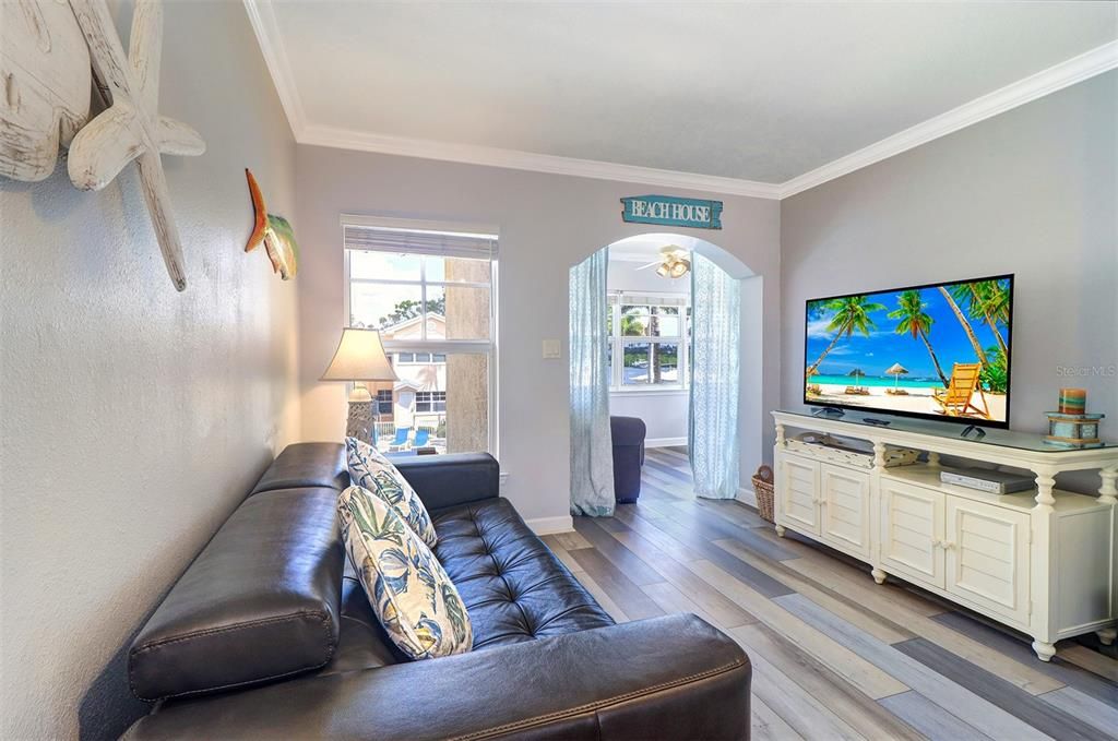 For Sale: $381,000 (1 beds, 1 baths, 735 Square Feet)