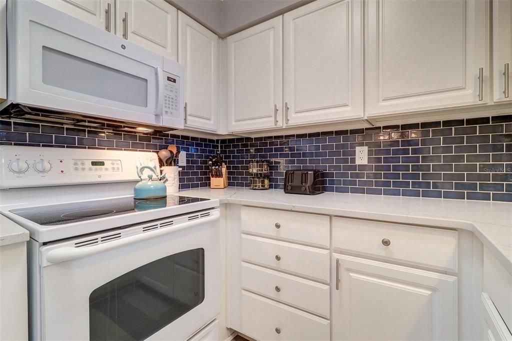 For Sale: $381,000 (1 beds, 1 baths, 735 Square Feet)