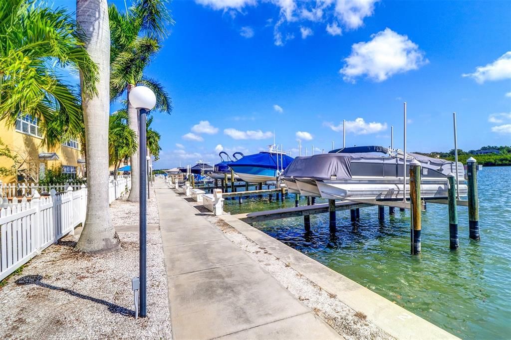 For Sale: $381,000 (1 beds, 1 baths, 735 Square Feet)