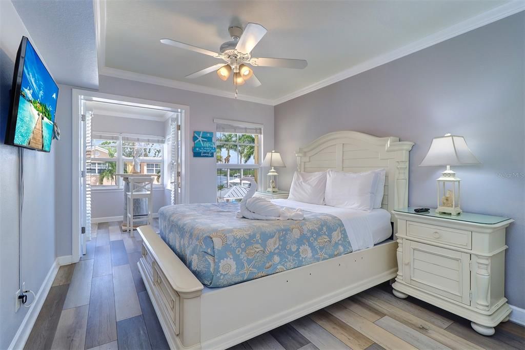 For Sale: $381,000 (1 beds, 1 baths, 735 Square Feet)