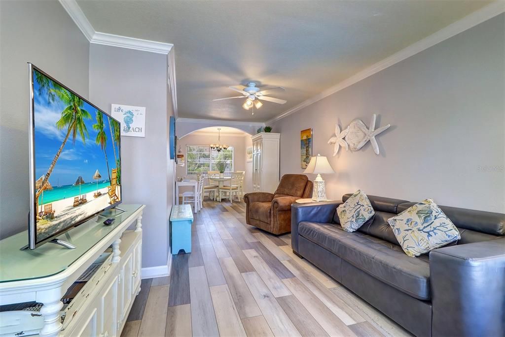 For Sale: $381,000 (1 beds, 1 baths, 735 Square Feet)