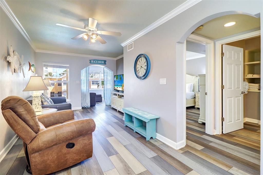 For Sale: $381,000 (1 beds, 1 baths, 735 Square Feet)