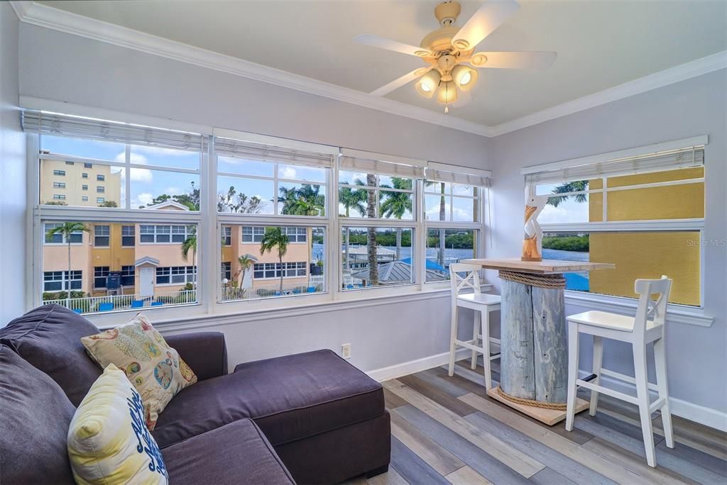 For Sale: $381,000 (1 beds, 1 baths, 735 Square Feet)