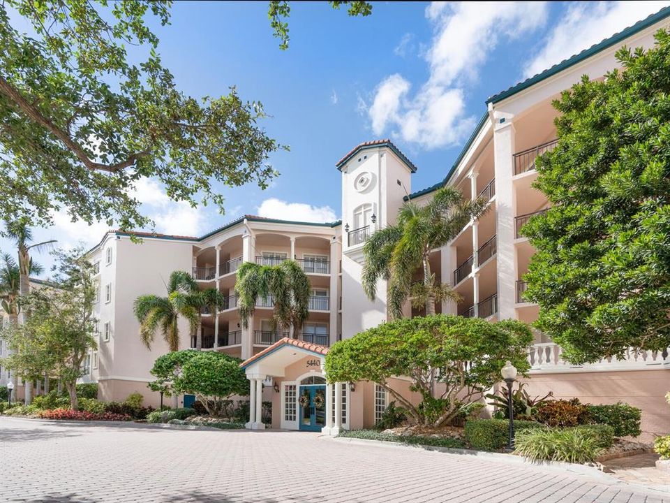 Active With Contract: $780,000 (3 beds, 2 baths, 1936 Square Feet)