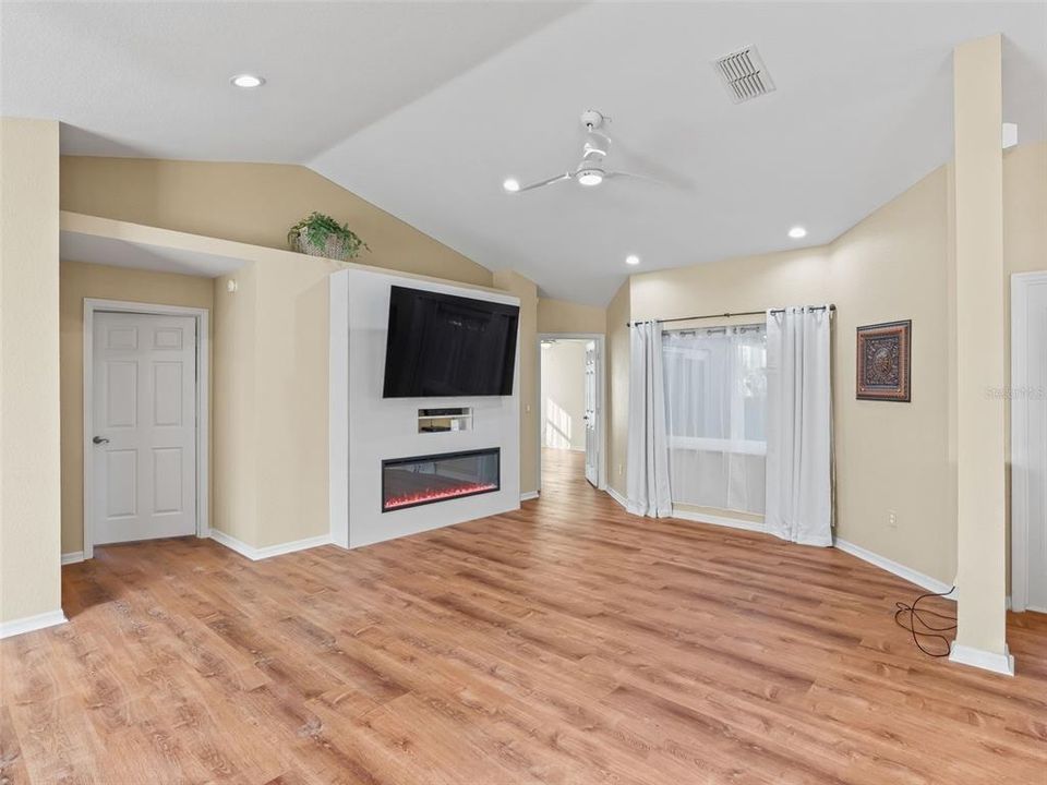 For Sale: $362,000 (3 beds, 2 baths, 1735 Square Feet)