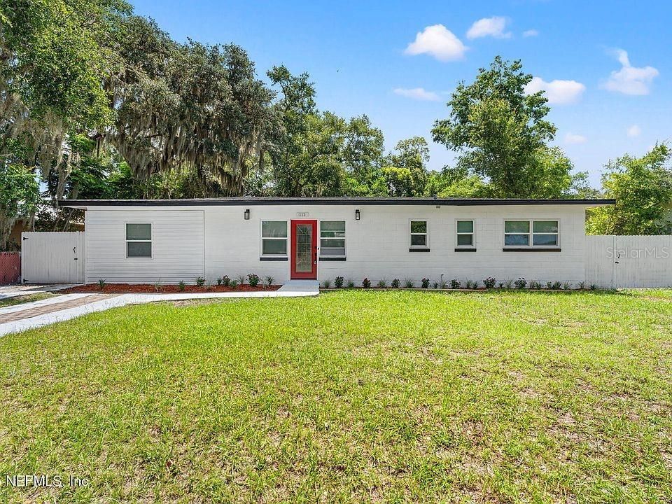 Recently Sold: $240,000 (4 beds, 3 baths, 1367 Square Feet)