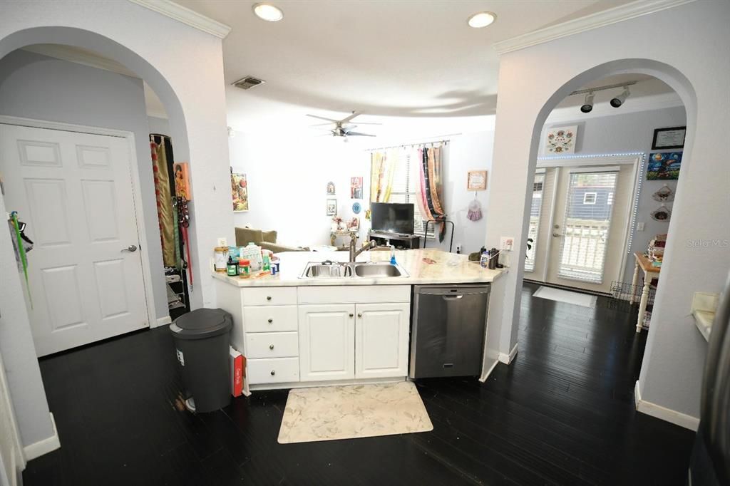 For Sale: $269,900 (2 beds, 2 baths, 993 Square Feet)