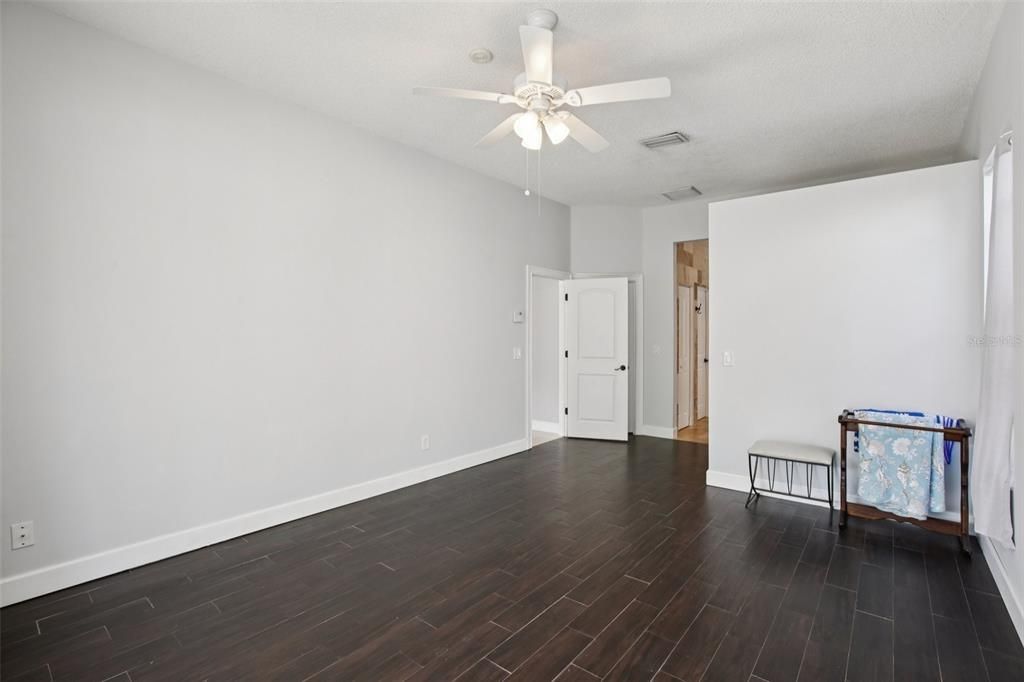 For Sale: $465,999 (3 beds, 2 baths, 1946 Square Feet)