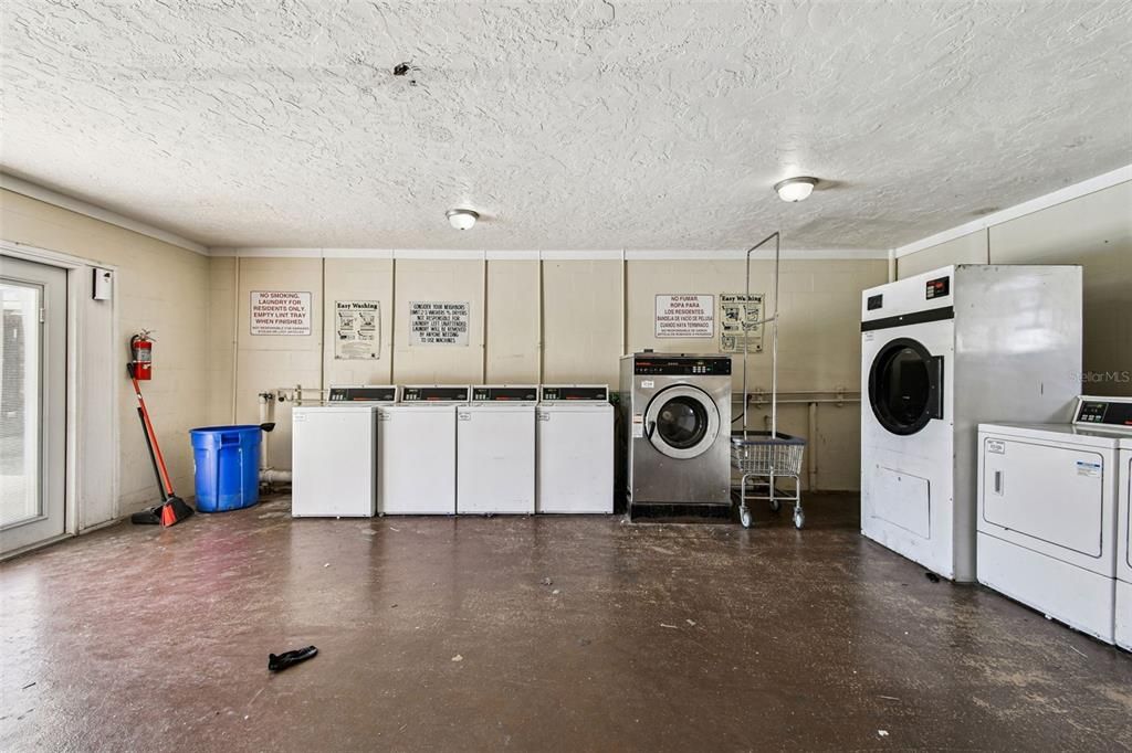 合同活跃: $99,000 (2 贝兹, 2 浴室, 909 平方英尺)