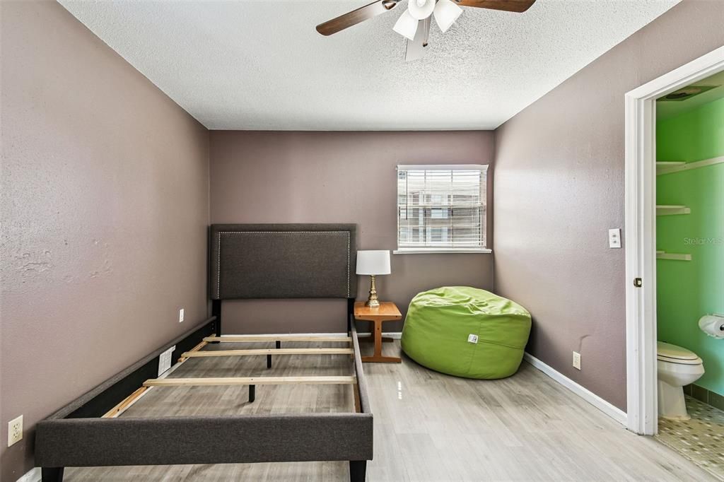 合同活跃: $99,000 (2 贝兹, 2 浴室, 909 平方英尺)