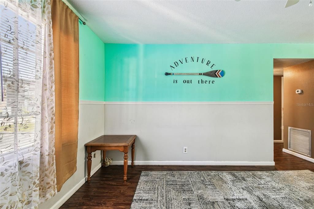 合同活跃: $99,000 (2 贝兹, 2 浴室, 909 平方英尺)