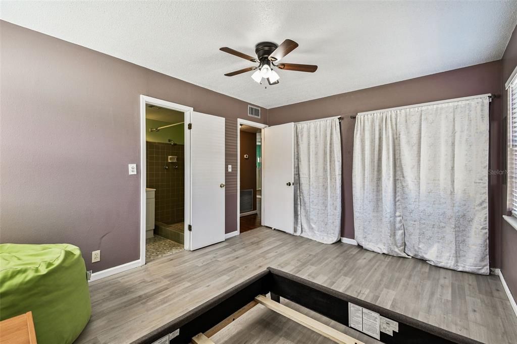 合同活跃: $99,000 (2 贝兹, 2 浴室, 909 平方英尺)