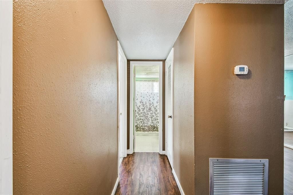 合同活跃: $99,000 (2 贝兹, 2 浴室, 909 平方英尺)