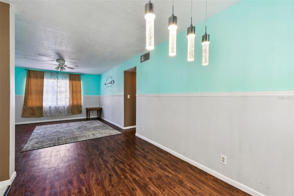 合同活跃: $99,000 (2 贝兹, 2 浴室, 909 平方英尺)