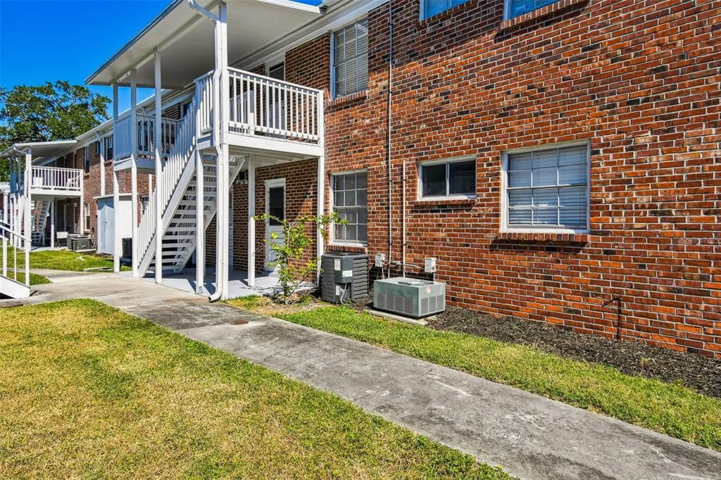 合同活跃: $99,000 (2 贝兹, 2 浴室, 909 平方英尺)