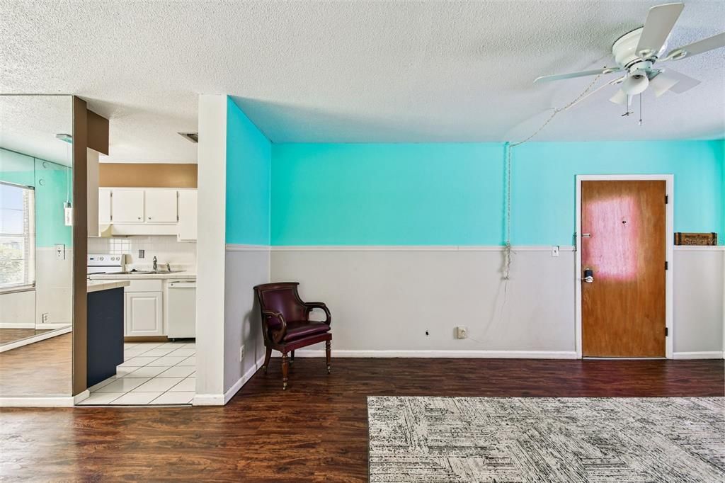 合同活跃: $99,000 (2 贝兹, 2 浴室, 909 平方英尺)