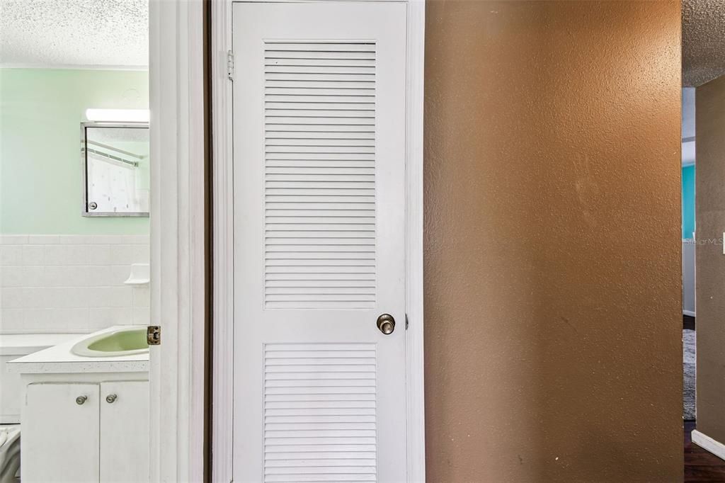 合同活跃: $99,000 (2 贝兹, 2 浴室, 909 平方英尺)