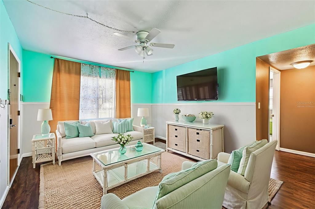 合同活跃: $99,000 (2 贝兹, 2 浴室, 909 平方英尺)