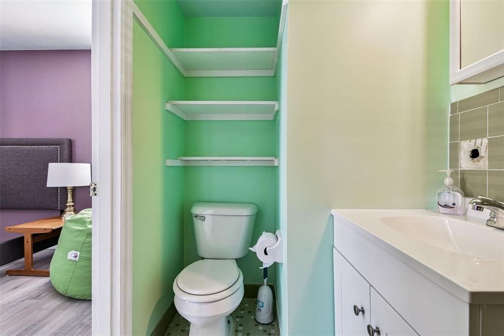 合同活跃: $99,000 (2 贝兹, 2 浴室, 909 平方英尺)