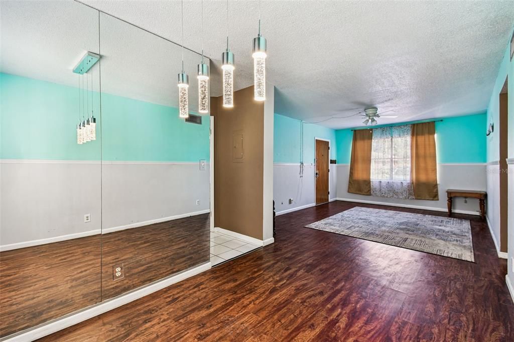 合同活跃: $99,000 (2 贝兹, 2 浴室, 909 平方英尺)