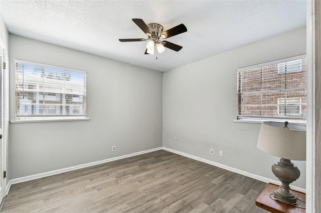 合同活跃: $99,000 (2 贝兹, 2 浴室, 909 平方英尺)