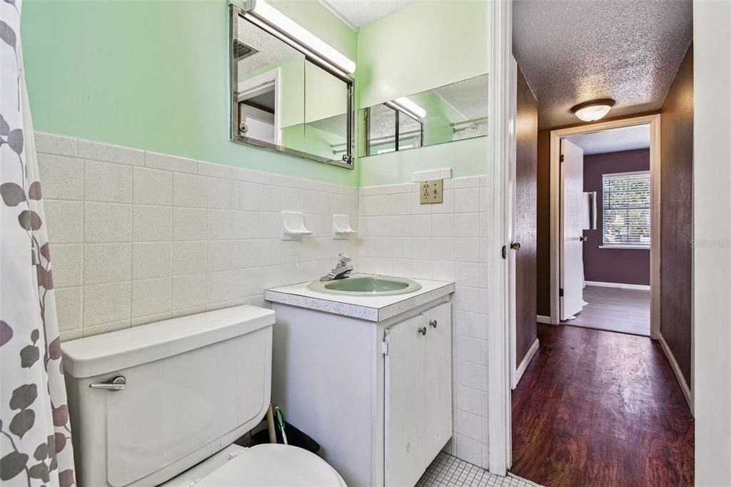 合同活跃: $99,000 (2 贝兹, 2 浴室, 909 平方英尺)