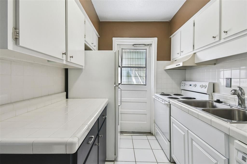 合同活跃: $99,000 (2 贝兹, 2 浴室, 909 平方英尺)