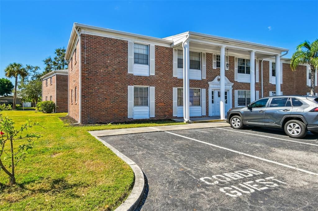 合同活跃: $99,000 (2 贝兹, 2 浴室, 909 平方英尺)