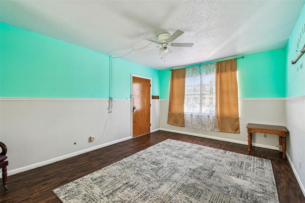 合同活跃: $99,000 (2 贝兹, 2 浴室, 909 平方英尺)