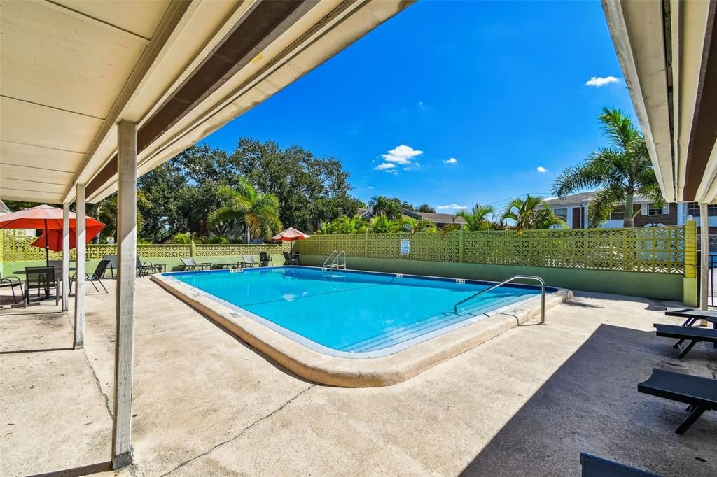 合同活跃: $99,000 (2 贝兹, 2 浴室, 909 平方英尺)