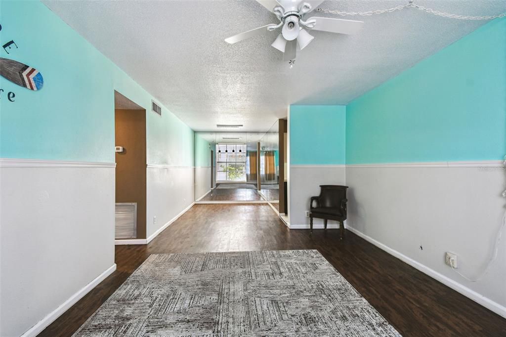 合同活跃: $99,000 (2 贝兹, 2 浴室, 909 平方英尺)