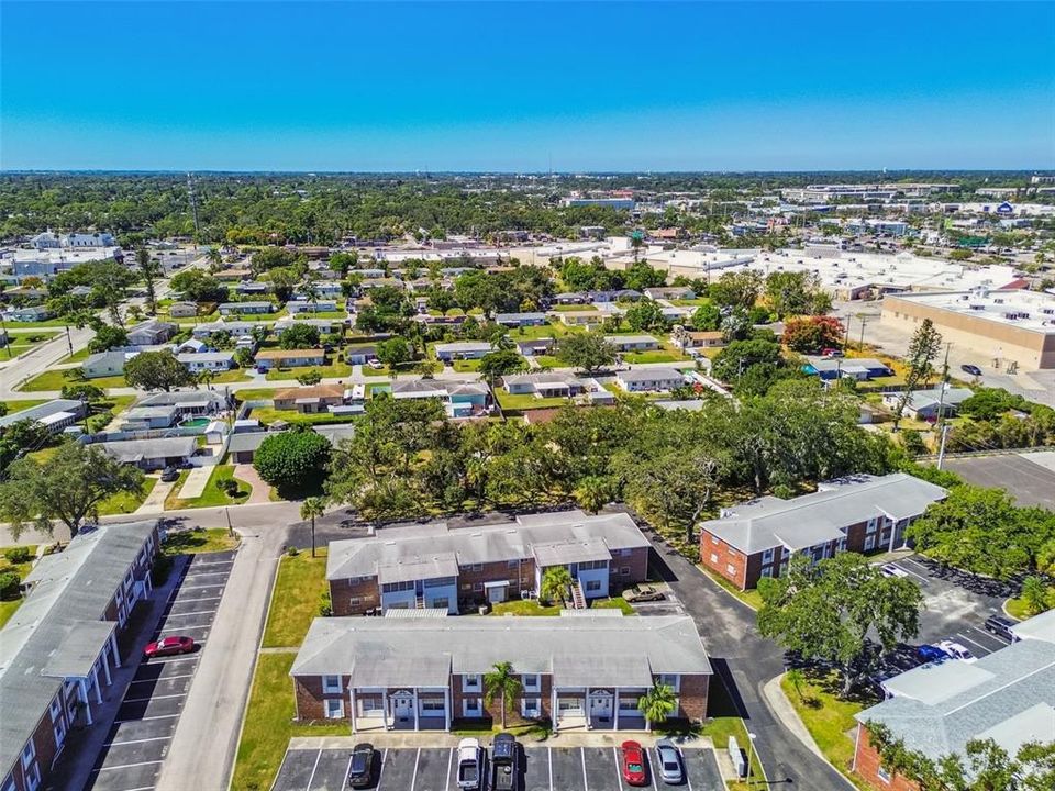 合同活跃: $99,000 (2 贝兹, 2 浴室, 909 平方英尺)