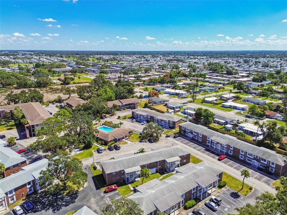 合同活跃: $99,000 (2 贝兹, 2 浴室, 909 平方英尺)