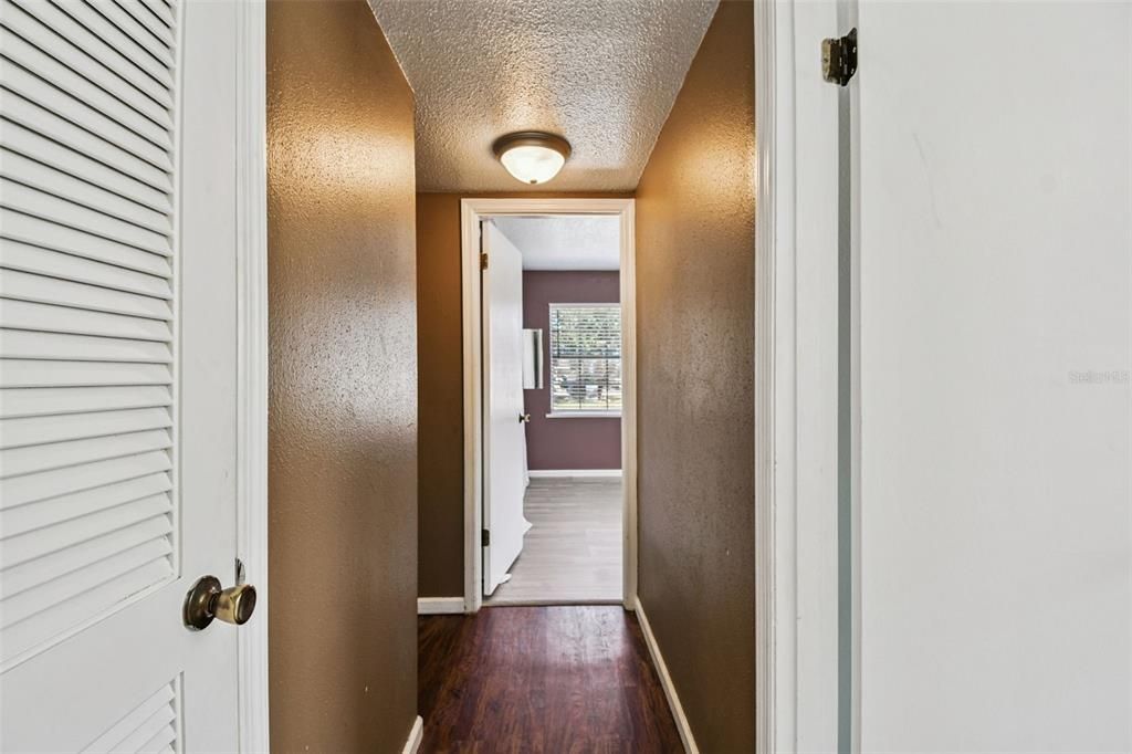 合同活跃: $99,000 (2 贝兹, 2 浴室, 909 平方英尺)