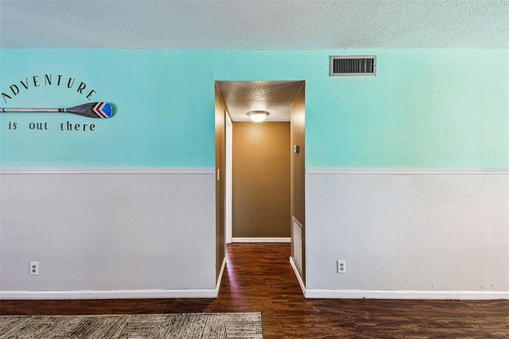 合同活跃: $99,000 (2 贝兹, 2 浴室, 909 平方英尺)