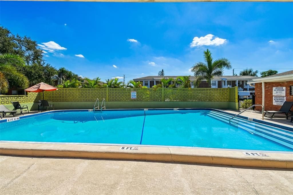 合同活跃: $99,000 (2 贝兹, 2 浴室, 909 平方英尺)