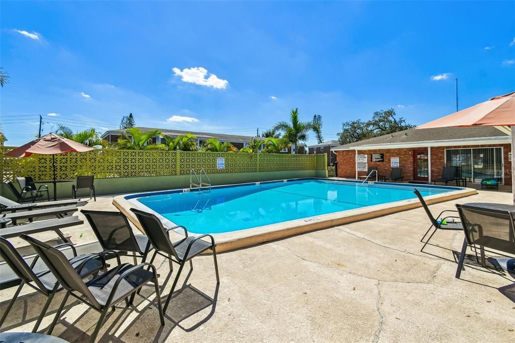 合同活跃: $99,000 (2 贝兹, 2 浴室, 909 平方英尺)