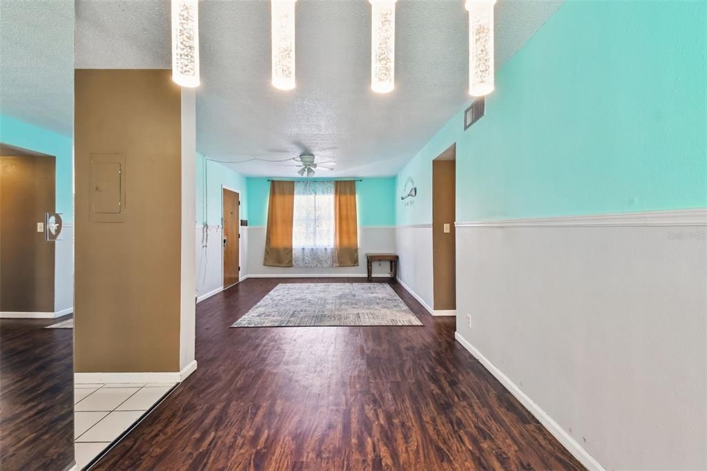 合同活跃: $99,000 (2 贝兹, 2 浴室, 909 平方英尺)